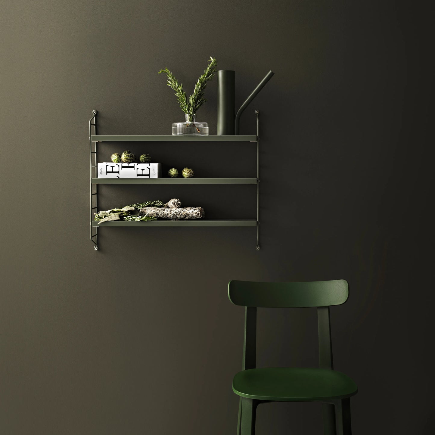 Libreria String Pocket, sage - ambientazione camera da letto