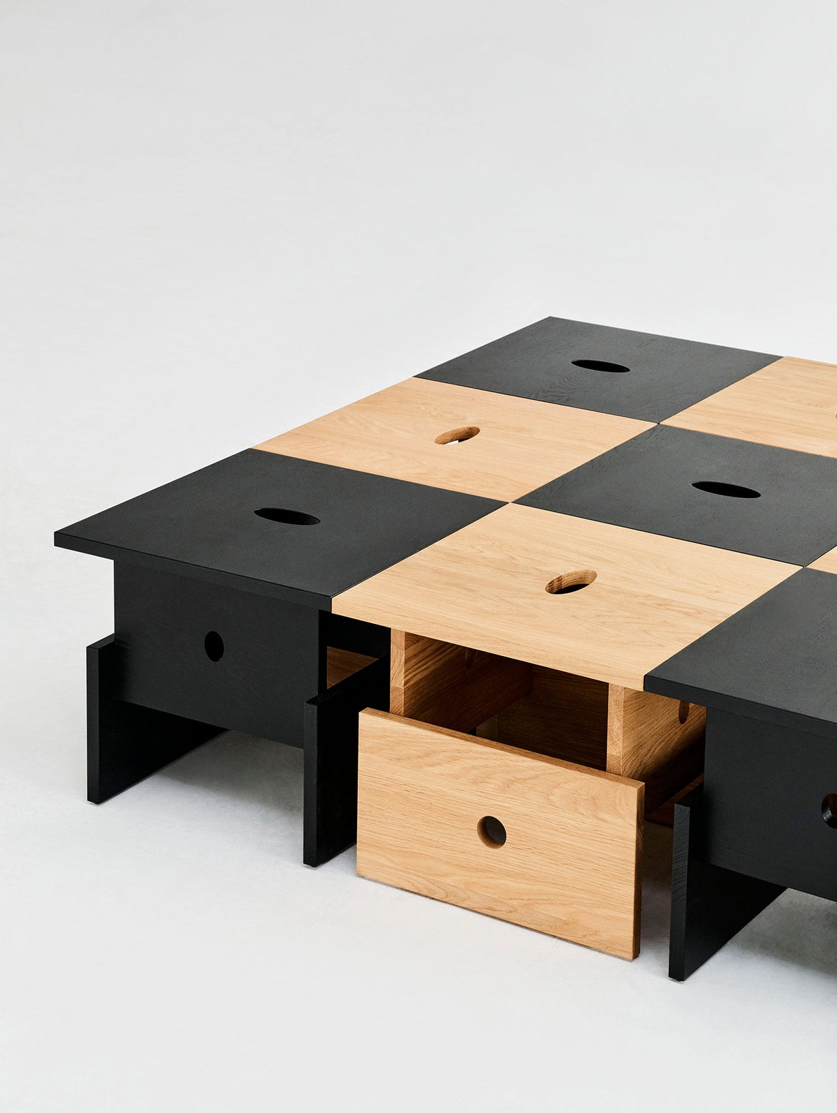 Tavolino Wood Box HAY, rovere oliato e laccato nero - composizione a scacchiera