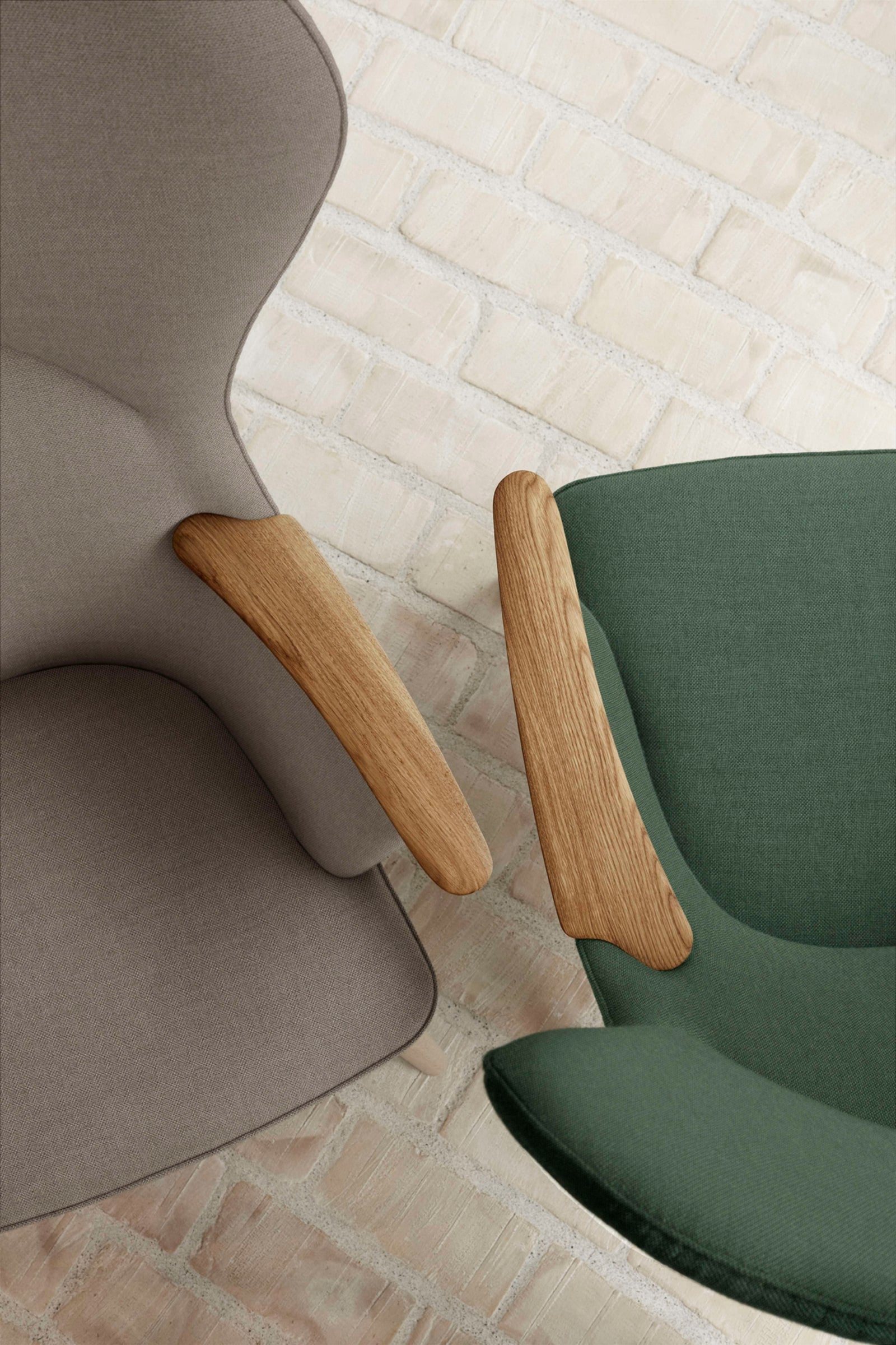 Poltrona CH78 Mama Bear, ambientata in salotto (campagna Umber 2024, Carl Hansen & Søn)