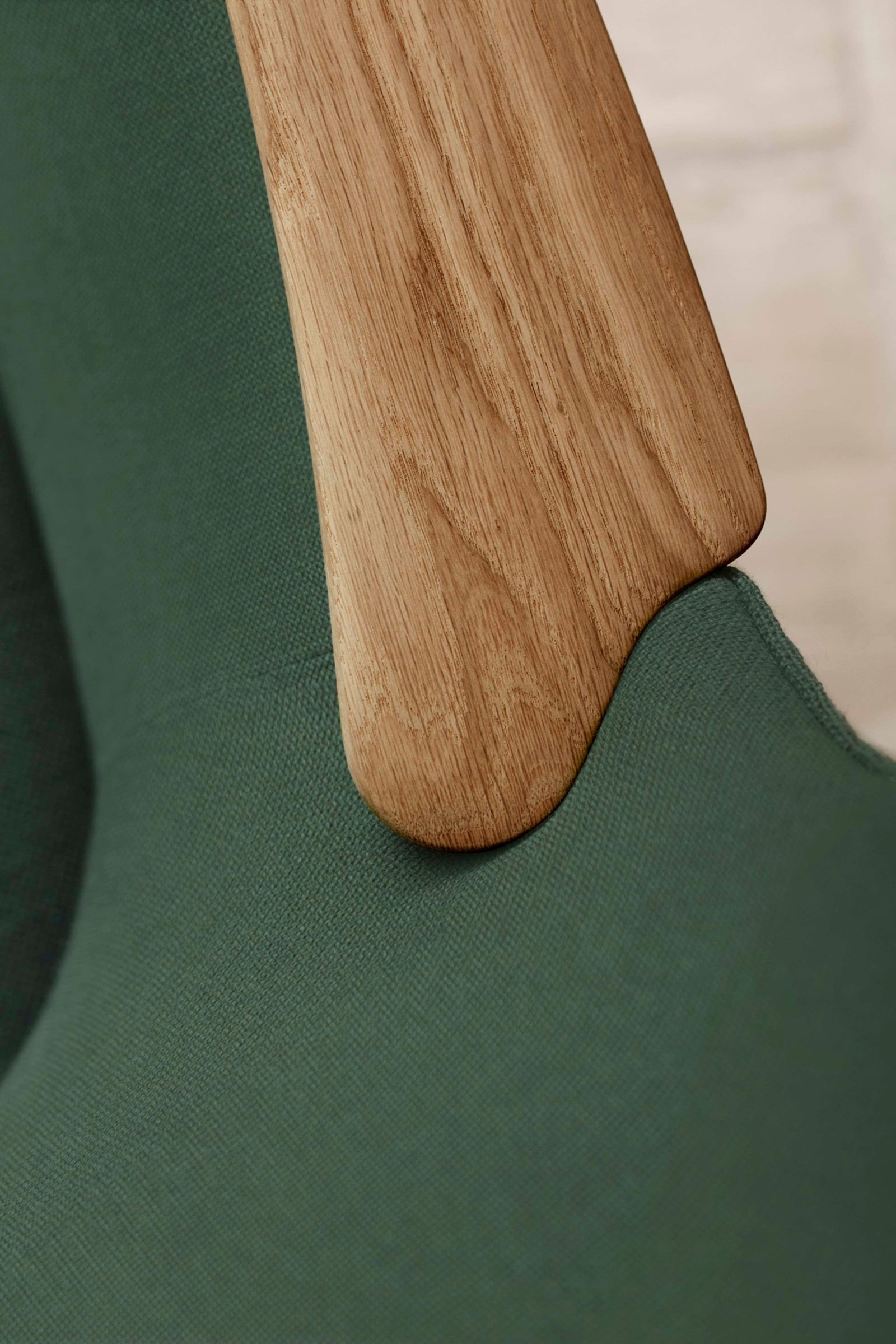 Poltrona CH78 Mama Bear, dettaglio tessuto Umber 68280 e rovere oliato