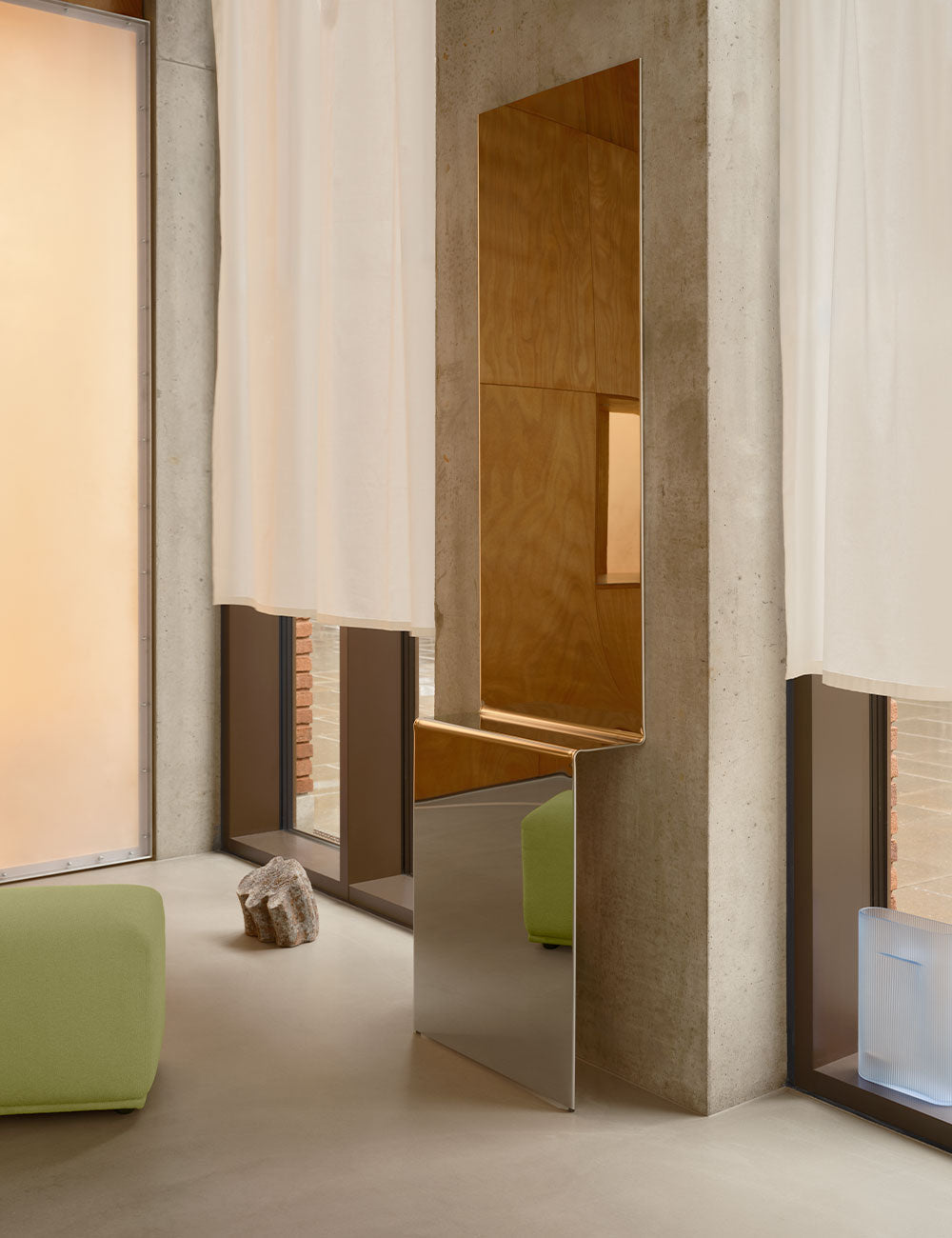 Specchio Pleat MUUTO ambientato con pouf Echo
