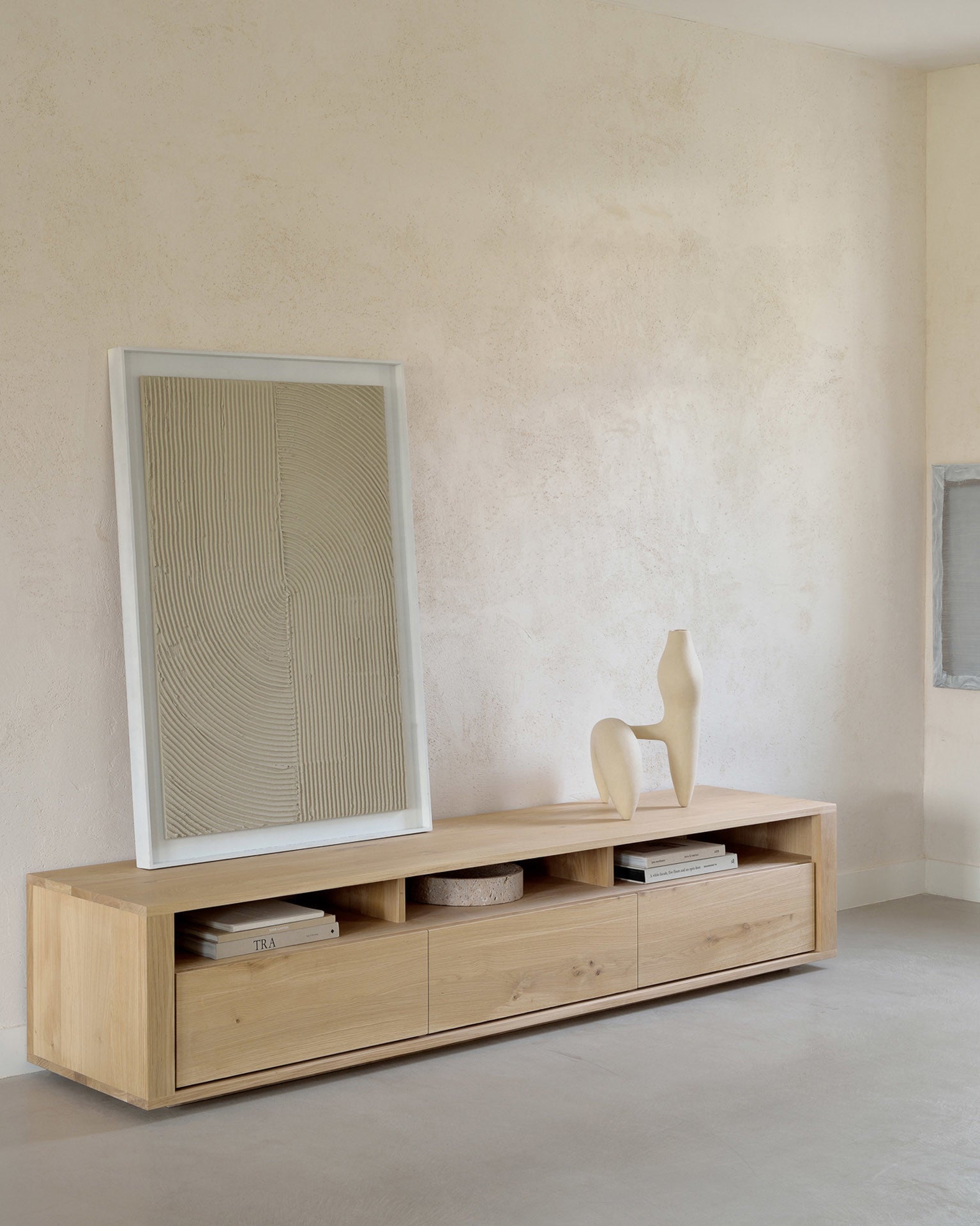 Porta tv Shadow Ethnicraft, fin. rovere, 3 cassetti - ambientazione soggiorno