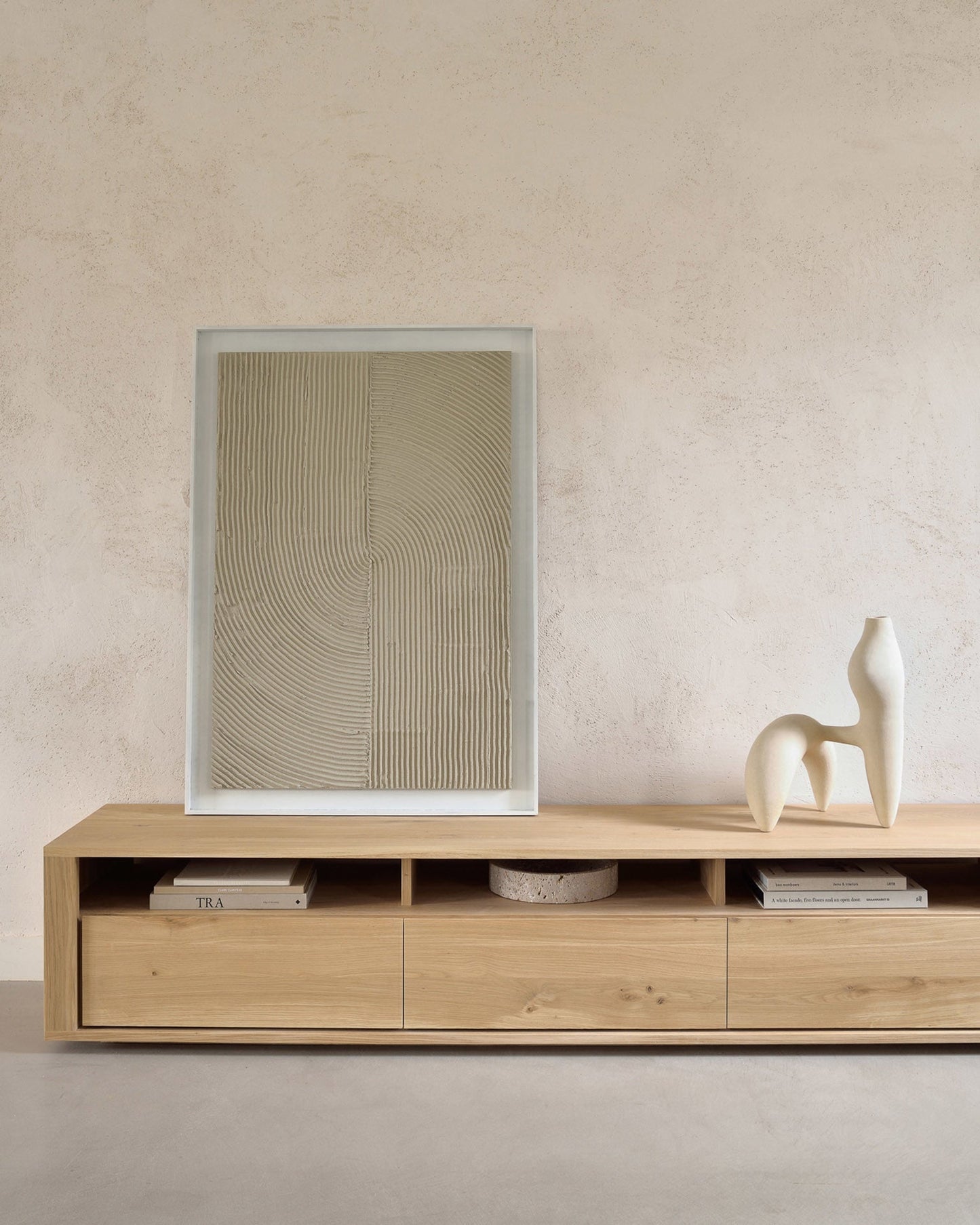 Porta tv Shadow Ethnicraft, fin. rovere, 3 cassetti - ambientazione lifestyle
