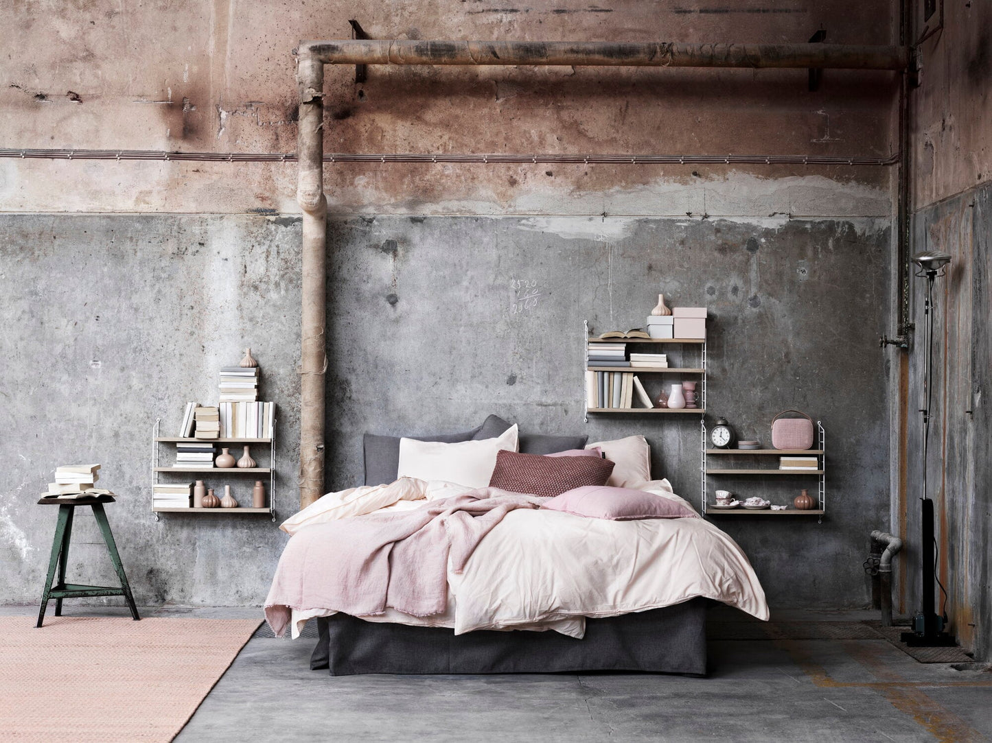 Libreria String Pocke, oak/white - ambientazione camera da letto
