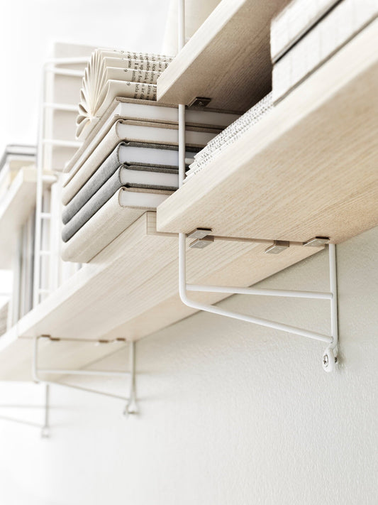 Libreria String pocket, ash/white - ambientazione ingresso